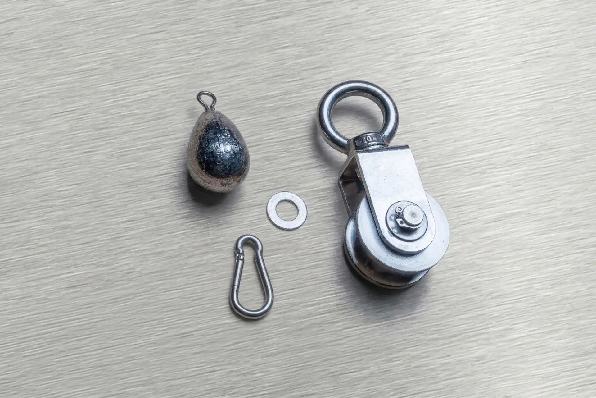 Beispiel eines konfektionierten C-Teile-Montage-Sets von C-SERVE, übersichtlich verpackt in Beuteln und Karton für die Produktion.