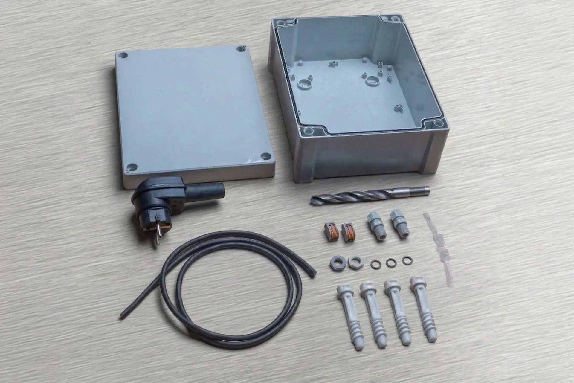 Komplettes Elektro-Installations-Set von C-SERVE mit Gehäuse, Schukostecker, Kabel, WAGO-Klemmen und Montage-Bohrer.