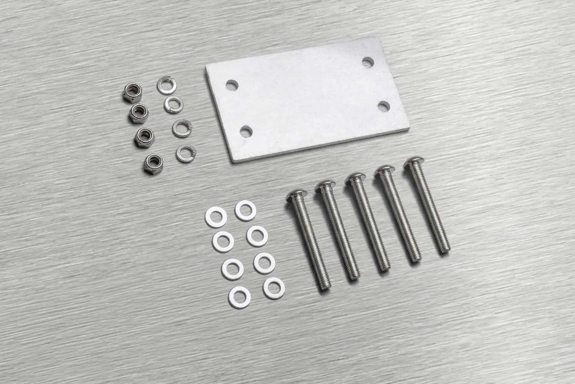 Komplexes Montage-Kit von C-SERVE mit Baugruppen-Teilen, Metallkomponenten, Schrauben und Betriebsflüssigkeiten.