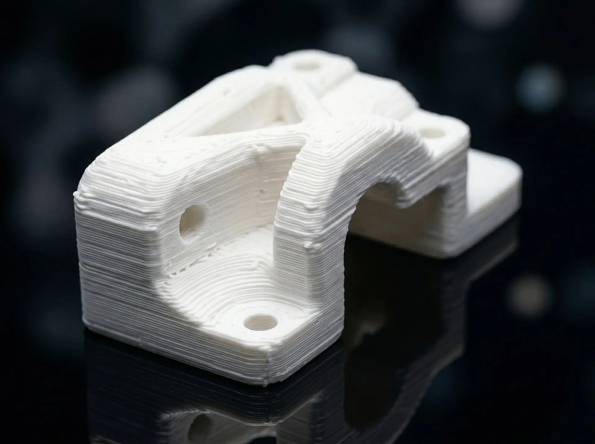 FDM-3D-Druckteil aus PLA und ABS – Schichtstruktur sichtbar